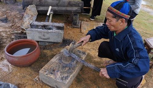 Giới thiệu nghề “giữ lửa” của đồng bào Mông đến từ Điện Biên