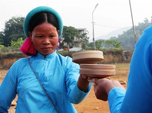 Rộn ràng trò chơi “đánh gụ” của phụ nữ Sán Chỉ