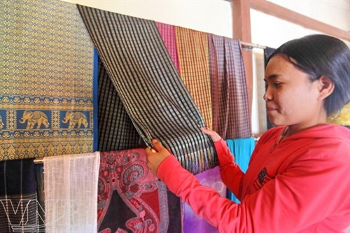 Triển lãm sản phẩm gốm, dệt thổ cẩm của đồng bào Chăm