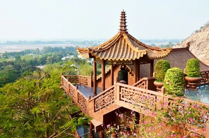 Chùa Phước Điền “treo” trên vách núi