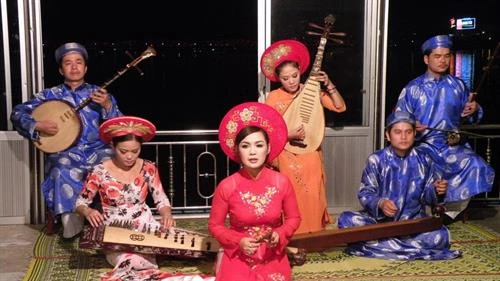 Phát triển loại hình ca Huế thính phòng 