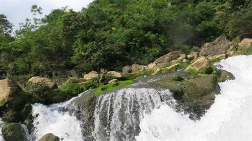 Núi “Mắt thần” - thác Nặm Trá