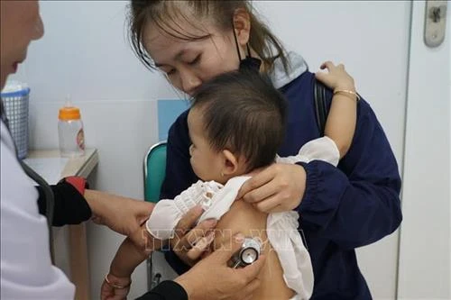 Nhiều trẻ mắc bệnh hô hấp, tiêu hóa do nắng nóng ở khu vực phía Nam