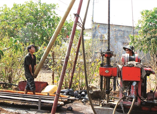 Buôn Đôn khoan giếng tìm nước sinh hoạt cho đồng bào