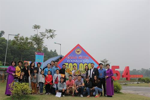 Làng Văn hóa - Du lịch các dân tộc Việt Nam đón vị khách thứ 500.000 của năm 2018