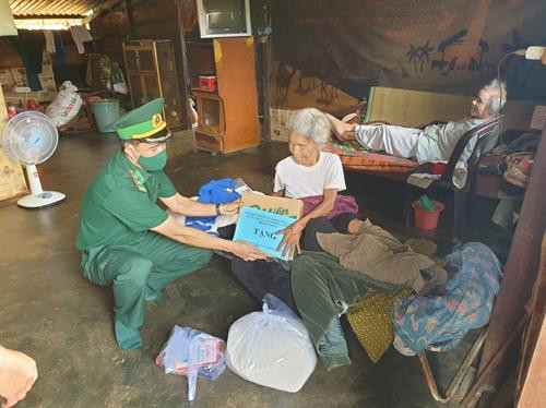 Bộ đội Biên phòng Đắk Nông tặng 2 tấn gạo cho đồng bào nghèo vùng biên giới