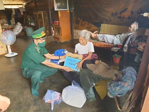 Bộ đội Biên phòng Đắk Nông tặng 2 tấn gạo cho đồng bào nghèo vùng biên giới