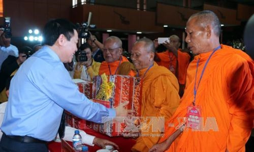 Phó Thủ tướng Vương Đình Huệ gặp mặt, động viên đồng bào Khmer nhân dịp Tết Chôl Chnăm Thmây