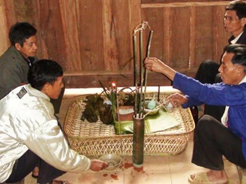 Lễ cúng bản của người Si La ở Điện Biên