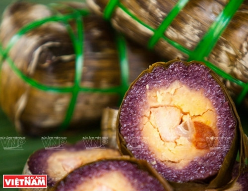 Vang danh bánh tét lá cẩm