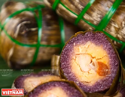Vang danh bánh tét lá cẩm
