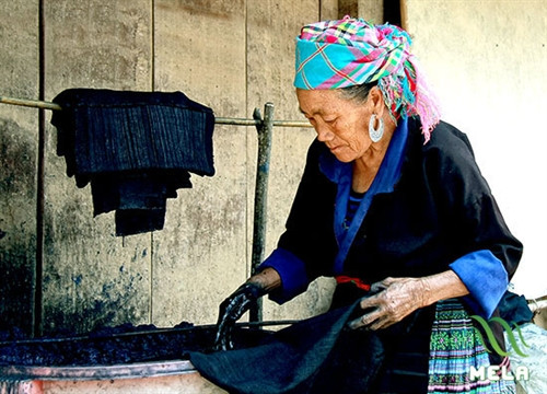 Vẽ sáp ong trên vải lanh