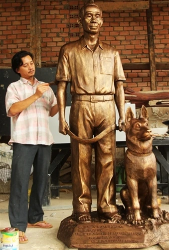 Tặng tượng Tướng tình báo Phạm Xuân Ẩn cho Đường sách Thành phố Hồ Chí Minh