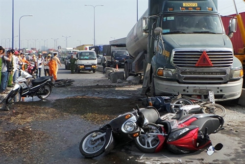 Xe bồn tông hàng loạt xe máy, 7 người nhập viện