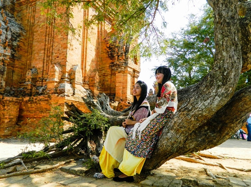 Áo dài truyền thống của phụ nữ Chăm