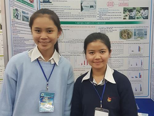 Hai nữ sinh ở Đơn Dương chế màng phủ sinh học giúp bảo quản dâu tây tốt hơn
