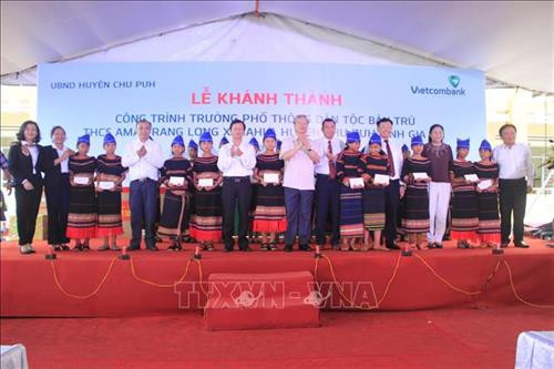 Đồng chí Trần Quốc Vượng cắt băng khánh thành Trường Dân tộc bán trú tại xã Hla ở Gia Lai