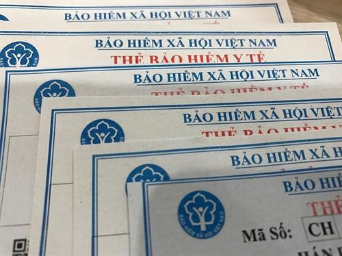 Kon Tum tặng thẻ bảo hiểm y tế, hỗ trợ bệnh nhân hoàn cảnh khó khăn