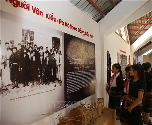 Trưng bày ảnh về phong tục, tín ngưỡng đồng bào Bru-Vân Kiều trên dãy Trường Sơn
