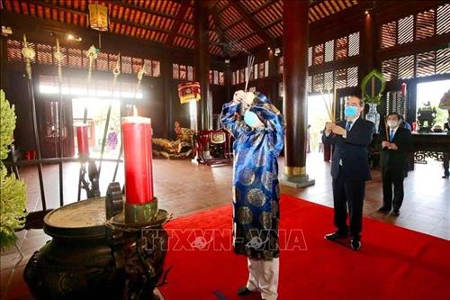 Lãnh đạo Thành phố Hồ Chí Minh dâng hương, dâng hoa Quốc Tổ Hùng Vương