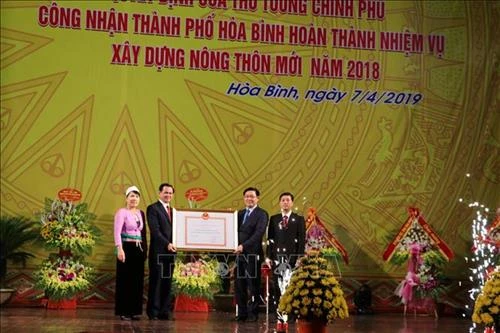 Phó Thủ tướng Vương Đình Huệ trao Quyết định công nhận thành phố Hòa Bình hoàn thành nhiệm vụ xây dựng nông thôn mới