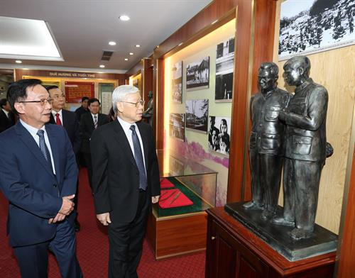 Tổng Bí thư Nguyễn Phú Trọng thắp hương tưởng niệm Đại tướng Nguyễn Chí Thanh