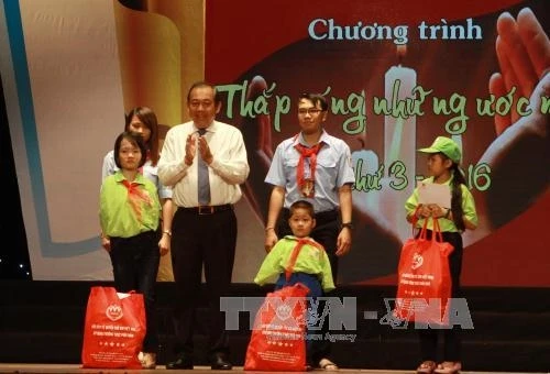 Lãnh đạo Đảng, Nhà nước vui Tết Trung thu với trẻ em có hoàn cảnh khó khăn