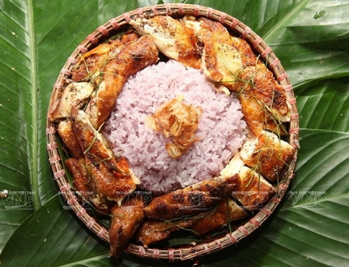 Về Mai Châu thưởng thức món xôi tím gà nướng mắc khén
