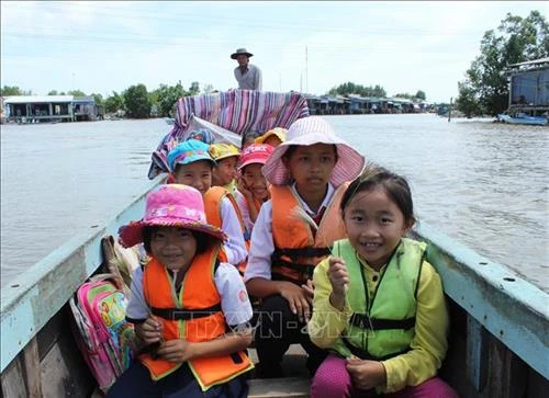 Học sinh vùng Đất Mũi Cà Mau đội mưa, vượt sông tới trường