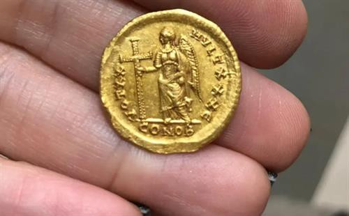 Phát hiện đồng tiền vàng niên đại 1.600 năm tuổi tại Israel