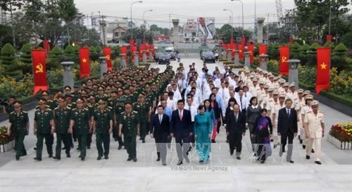Lãnh đạo Thành phố Hồ Chí Minh viếng nghĩa trang liệt sỹ, dâng hương Chủ tịch Hồ Chí Minh