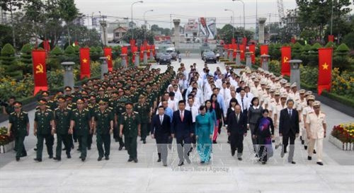 Lãnh đạo Thành phố Hồ Chí Minh viếng nghĩa trang liệt sỹ, dâng hương Chủ tịch Hồ Chí Minh