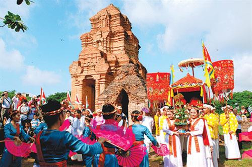 Rộn ràng lễ hội Katê của đồng bào Chăm Bình Thuận