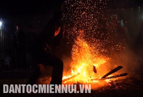 Người Dao đỏ nhảy lửa đón xuân