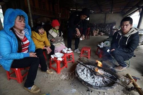 Người dân vùng cao tỉnh Điện Biên ứng phó với rét đậm, rét hại