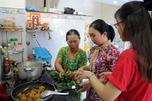 Ấn tượng về người Việt Nam hiền hòa, mến khách của các đại biểu Tàu thanh niên Đông Nam Á và Nhật Bản