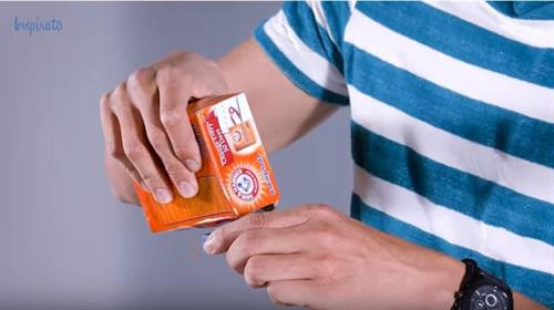 Mẹo bóc tem giá trên đồ dùng gia đình trong nháy mắt mà ít người biết