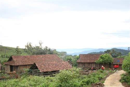 Dân tộc H’Rê – Kon Tum giữ nếp nhà sàn