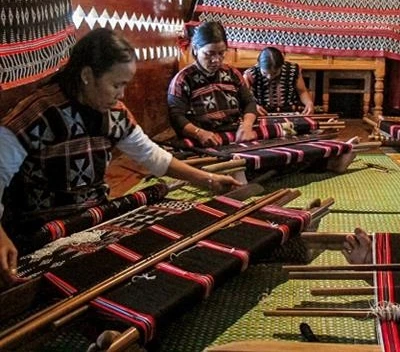 Về A Lưới xem trình diễn dệt Zèng
