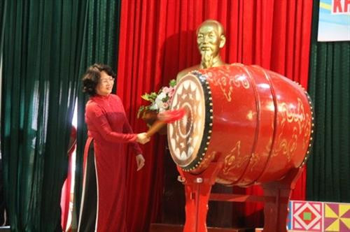 Phó Chủ tịch nước Đặng Thị Ngọc Thịnh động viên thầy trò vùng dân tộc tại Mường La