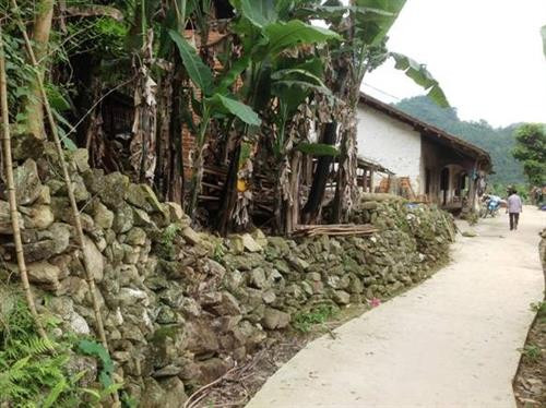 Nhà trình tường của người Dao Tiền