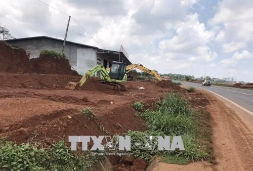Cần xử lý nghiêm tình trạng lấn chiếm hành lang đường Hồ Chí Minh đoạn qua Đắk Nông