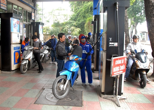 Giá xăng tăng 500 đồng/lít