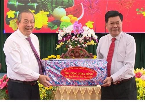 Phó Thủ tướng Thường trực Chính phủ Trương Hòa Bình thăm, chúc Tết Đảng bộ, chính quyền và nhân dân tỉnh Long An