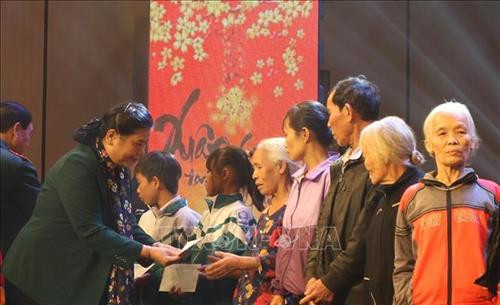 Phó Chủ tịch Thường trực Quốc hội Tòng Thị Phóng dự chương trình “Tết vì người nghèo 2020” tại Hà Tĩnh