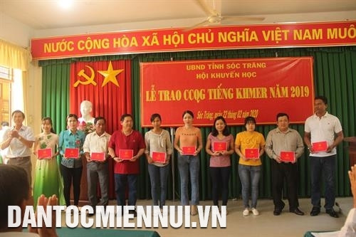 Sóc Trăng trao chứng chỉ Quốc gia tiếng Khmer cho 727 cán bộ, công chức, viên chức