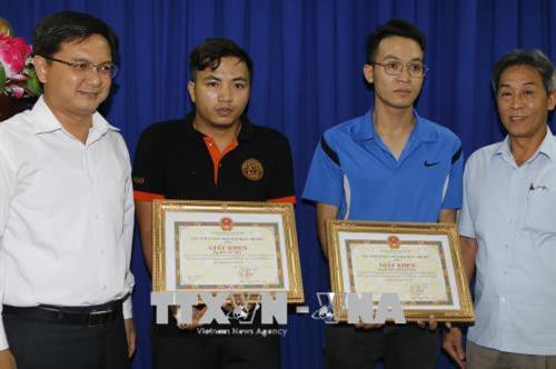 Thành phố Hồ Chí Minh: Thưởng nóng ba nhân viên ngân hàng truy bắt thành công tên cướp có hung khí