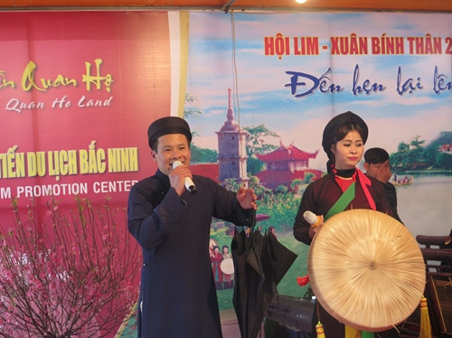 Du khách tấp nập trẩy hội Lim, nghe Quan họ