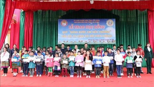 Chương trình “Nâng bước em đến trường” giúp học sinh nghèo vùng biên