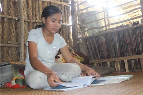 Em Danh Thị Pha vượt khó để được đến trường